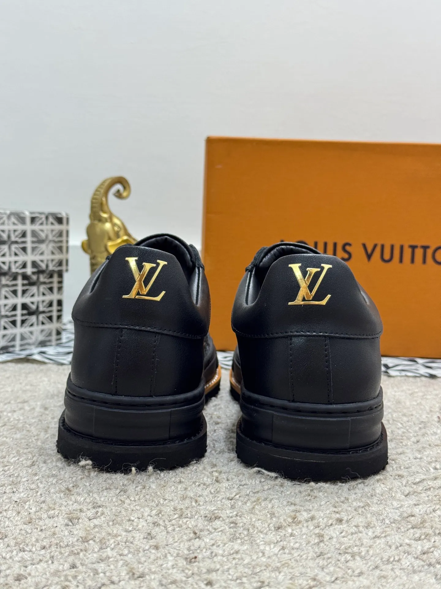 Men's shoes 💰400 [New style] 🌂🌂Top original order - Louis Vuitton®️ Trendy and fashionable yet low-key men's casual shoes, uppers made of cowhide leather stitched with LV special canvas presbyopia, comfortable and breathable, mesh lining, original rubber outsole, 2 colors optional~a must-have for stylish men. Size: 38-44 (45 customized